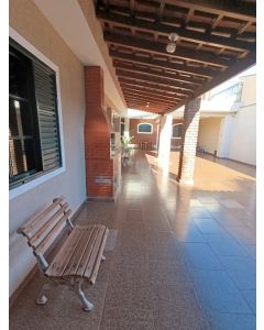 Casa com Sobrado à Venda. 